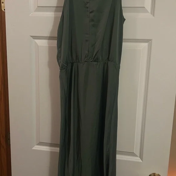 Elegant Green Sleeveless Dress - Picture 2 of 4